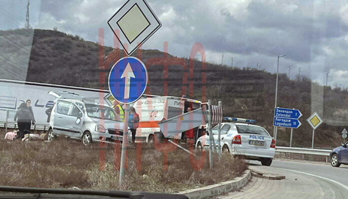 Кола се обърна в кръговото кръстовище на АМ „Струма“ при Зелен дол