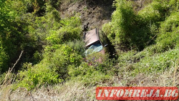 Кола се преобърна в дере край пътя Бело поле - Бучино