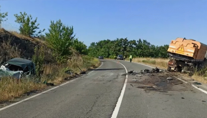 Кола се удари челно във водоноска и шофьорът загина