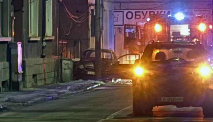 Кола се удари в стълб на улица в Благоевград и пламна