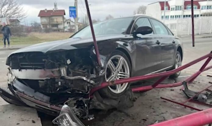 Кола се заби в магазин за авточасти в София
