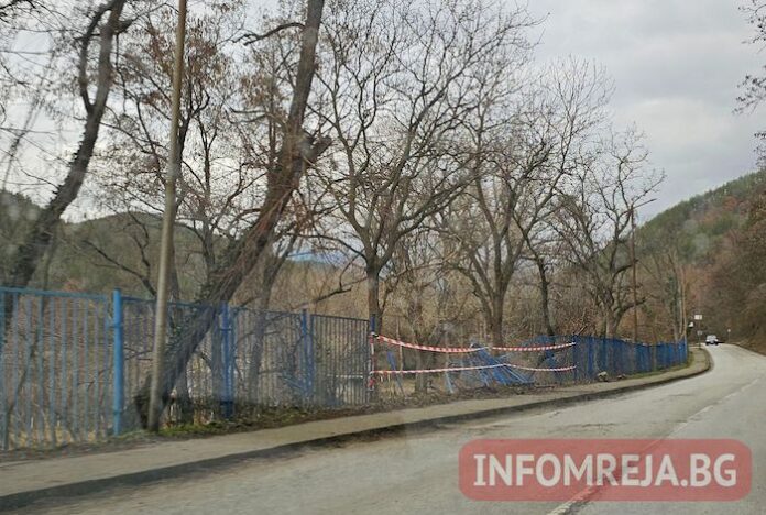 Кола се заби в ограда по пътя за парк „Бачиново“