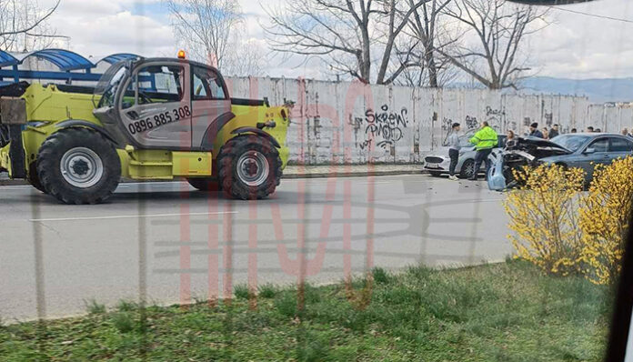 Кола се заби в товарач на оживена улица в Благоевград