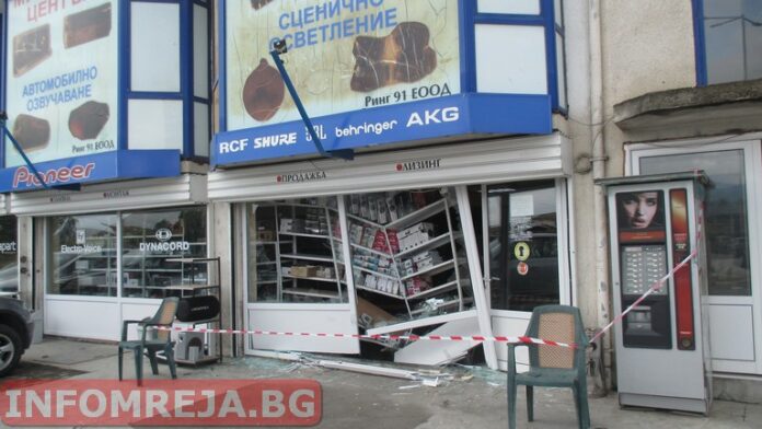 Кола се заби във витрина на музикален магазин в Гоце Делчев