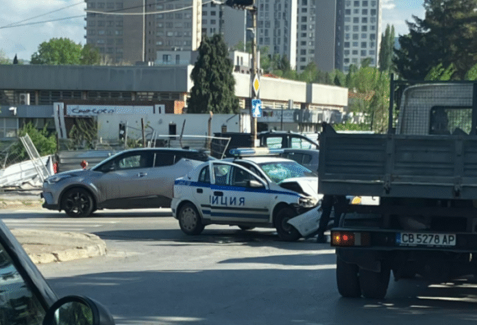 Кола удари патрулка