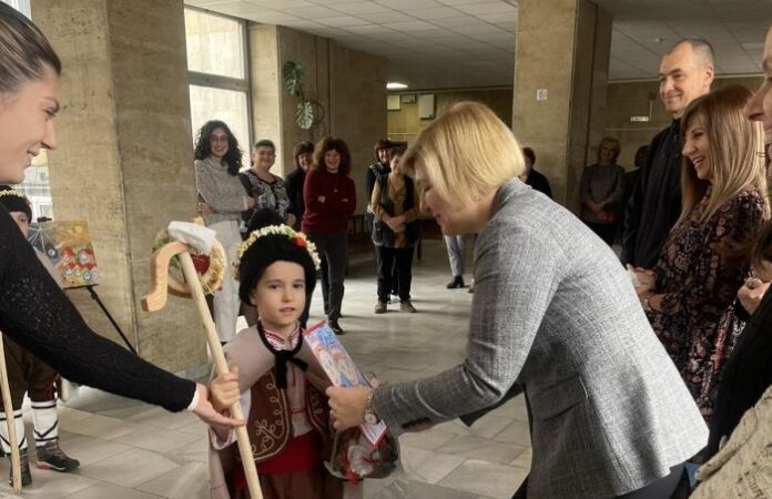 Коледари наричаха за здраве и благоденствие в Окръжен съд – Кюстендил