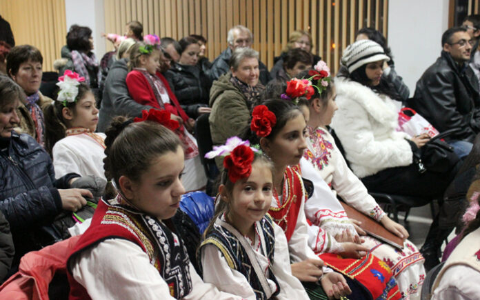 Коледният концерт на ФГ „Бисери“ събра десетки в Младежкия дом
