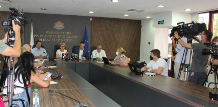 Комитова: В бюджета на АПИ има заложени 382 млн. лв. за пътни ремонти