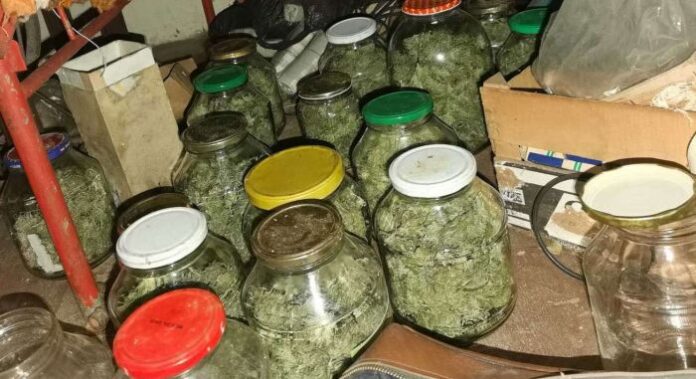 „Консерви“ с марихуана доведоха до ареста на криминално проявен мъж от Самоковско
