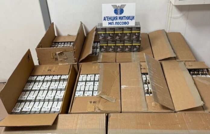 Контрабандист скриха 5000 кутии цигари в плоскости от гипсокартон