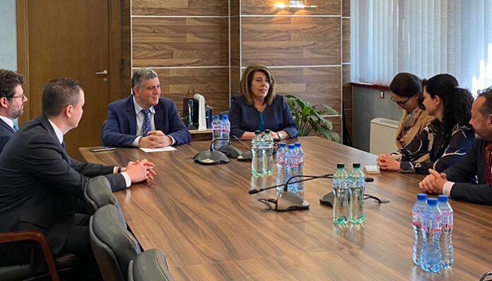 Коритарова освободи шефа на АПИ