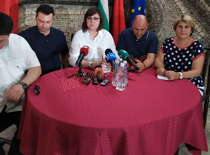 Корнелия Нинова пристигна в Кюстендил за извънредно заседание