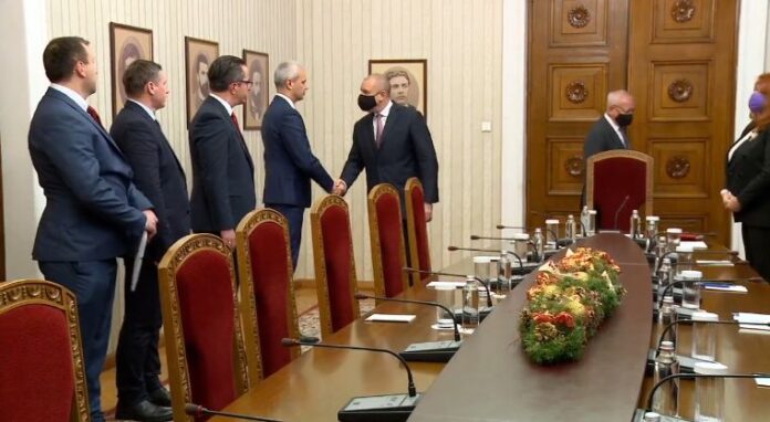 Костадинов настоя пред Радев да отпаднат мерките