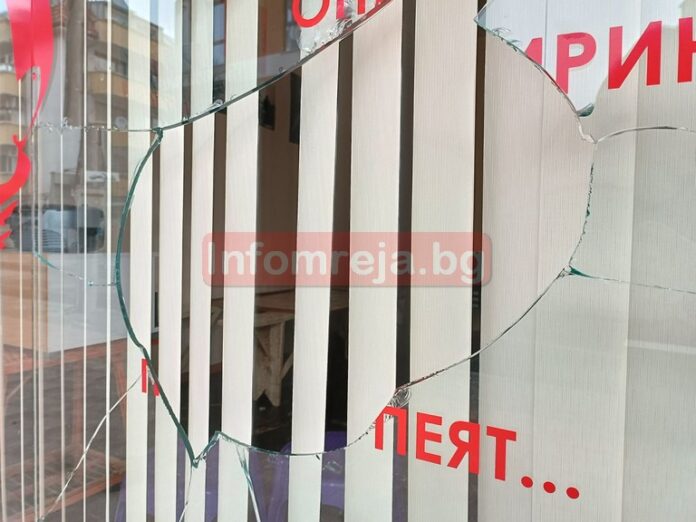 Костадинова пред ИНФОМРЕЖА: Сама счупих стъклото на МКК