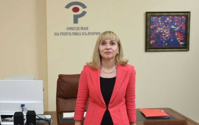 Ковачева атакува пред КС обвързването на техническия преглед на колата с купена винетка