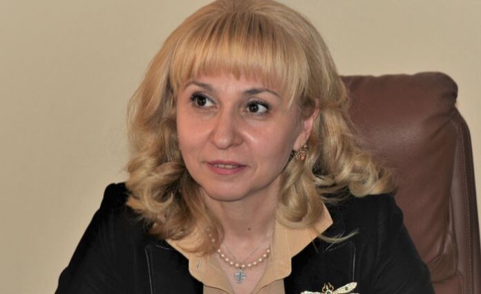 Ковачева се застъпи за собствениците на МПС без книжка да „паркират“ пред дома