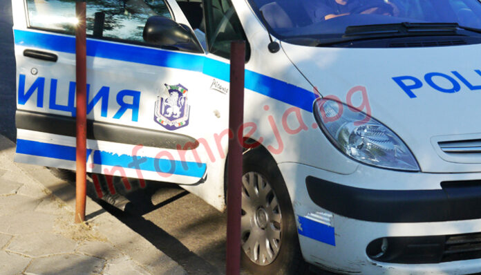 Крадци счупиха стъклата на автомобил и го обраха