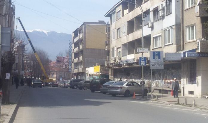 Кран задръсти движението по централната улица „Цар Освободител“ в Кюстендил