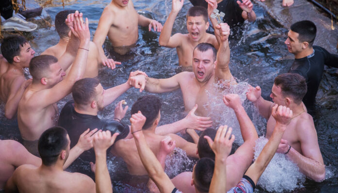Кръста вадиха от водата в Петрич на 4 места