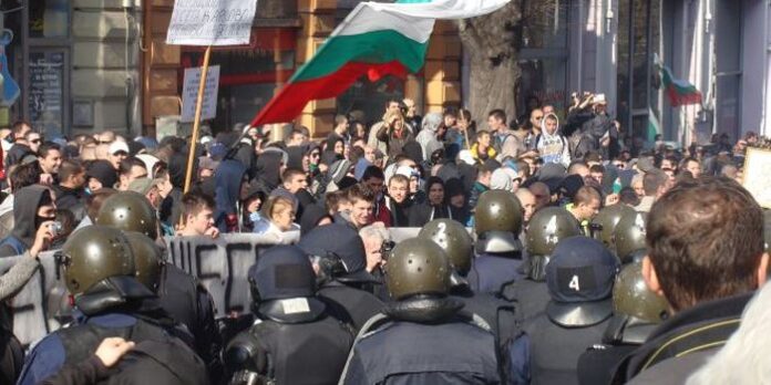 Кръв се лее пред офиса на ДПС в Пловдив