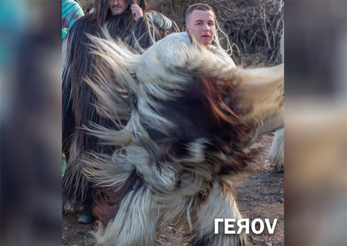 Кукерските игри в Ключ събраха двама футболисти