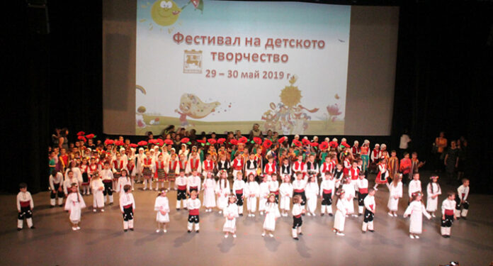 Купи и грамоти за талантите от фестивала 