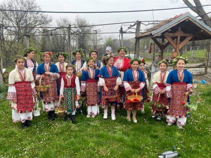 Лазарките на село Баничан възкресиха народната традиция
