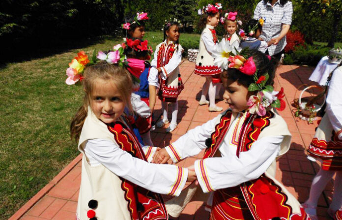 Лазарски песни известиха великденските празници в Струмяни