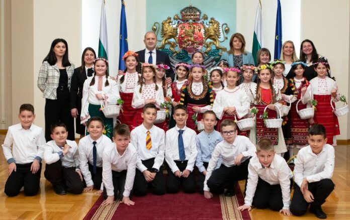 Лазаруване в президентската институция! Деца гостуваха на Радев