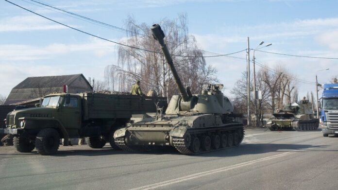 Легионът „Свобода на Русия“ и „Сибирският батальон“ нахлуха в Русия с танкове и БТР-и