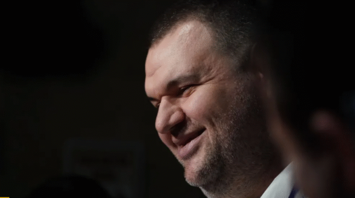 Лежал на задната седалка като в сандвич: Петков и Пеевски се скараха