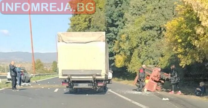Лек автомобил и трактор се удариха на изхода на Благоевград