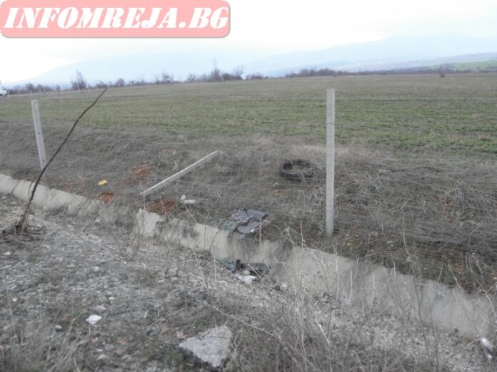 Лек автомобил излетя от Е-79 и се преобърна по таван