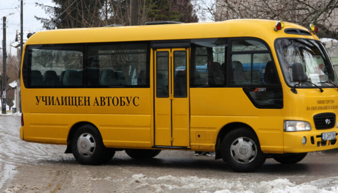 Лек автомобил се удари в ученически автобус в Кюстендил