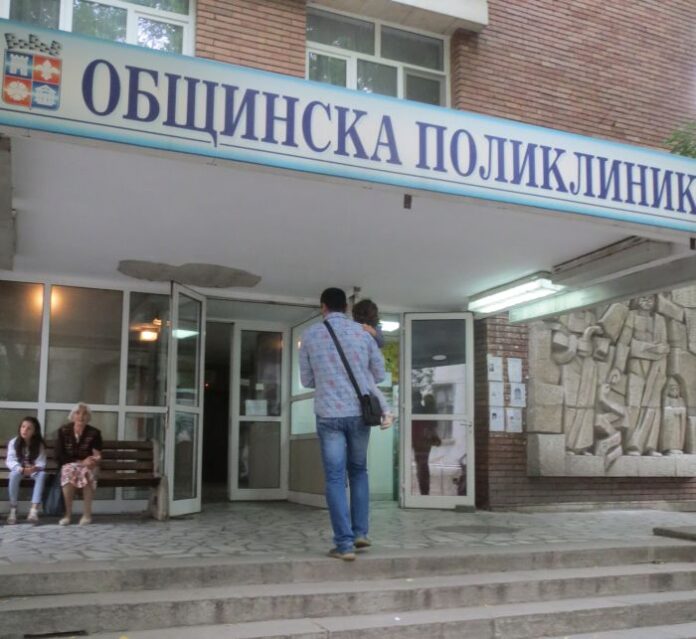Лекари искат паркоместа при поликлиниката