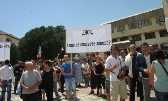 Лидер на протестите в Гърмен покани ромско семейство в своя къща