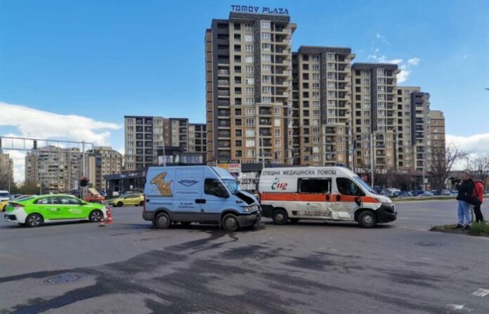 Линейка и микробус катастрофираха в Пловдив