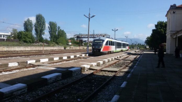 Липсата на климатик и тоалетна в пътнически влак разгневи кюстендилци