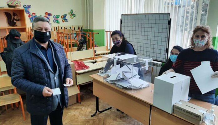 Любен Милев гласува машинно