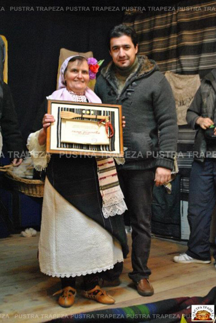 Логодажки баби показват майсторлък в кулинарния фестивал 