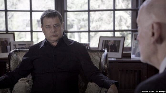 „Мафията си има правителство“. Какво научи режисьорът Кевин Бут за България