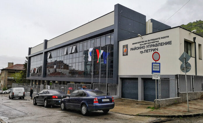 Магазин осъмна със счупена входна врата в Петрич