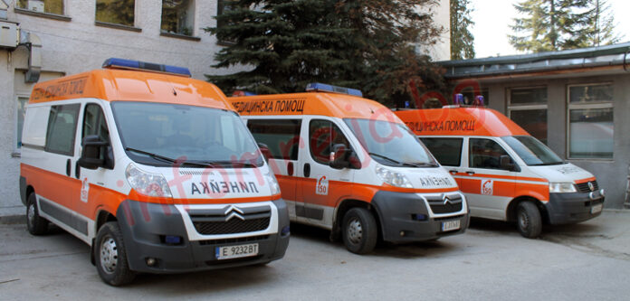 Майка и дете в болница след ПТП край Добринище