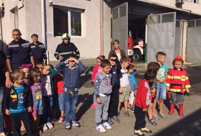 Малчугани от ОДЗ „Еделвайс“ гостуваха на пожарникарите в Кюстендил