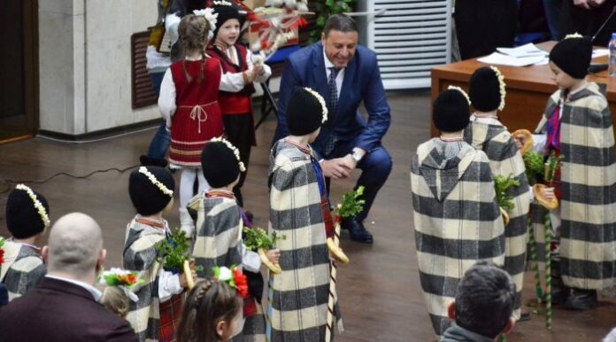 Малки коледари сурвакаха кмета на Благоевград д-р Атанас Камбитов