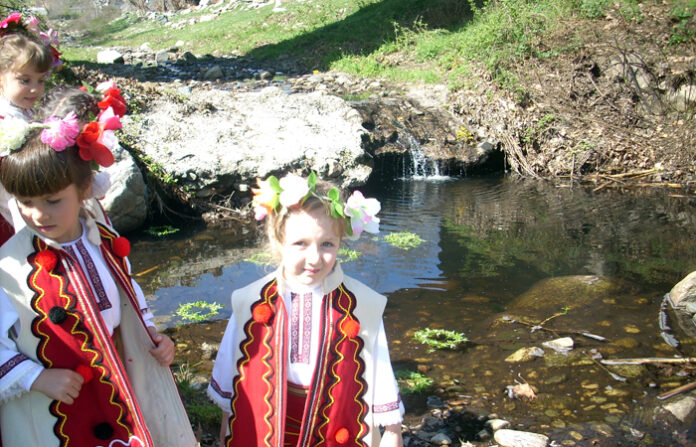 Малки лазарки тръгват с песни и ритуали в Микрево