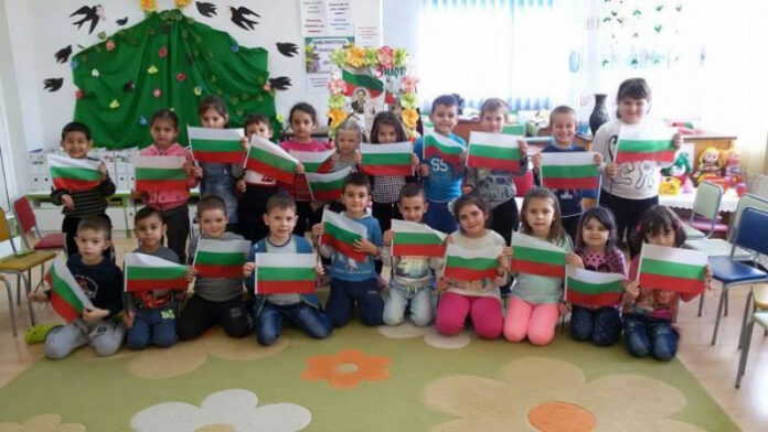 Малки родолюбци развяха трибагреници за 3 март