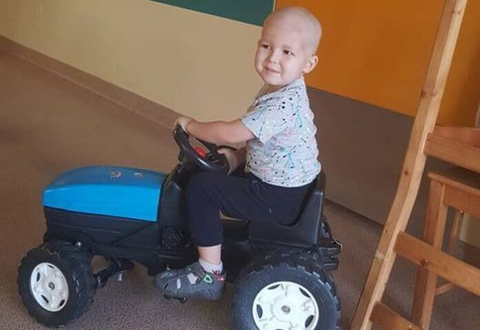 Малкият Валентин Зашев замина за лечение в Братислава