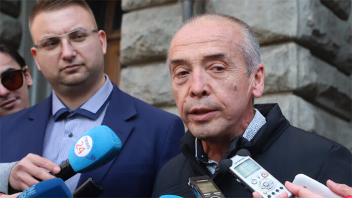 Мангъров гласува за спиране на „безумните ограничителни мерки“