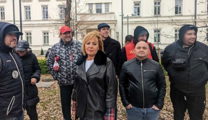 Манолова: Чрез хартиените бюлетини мафията си връща контрола над държавата
